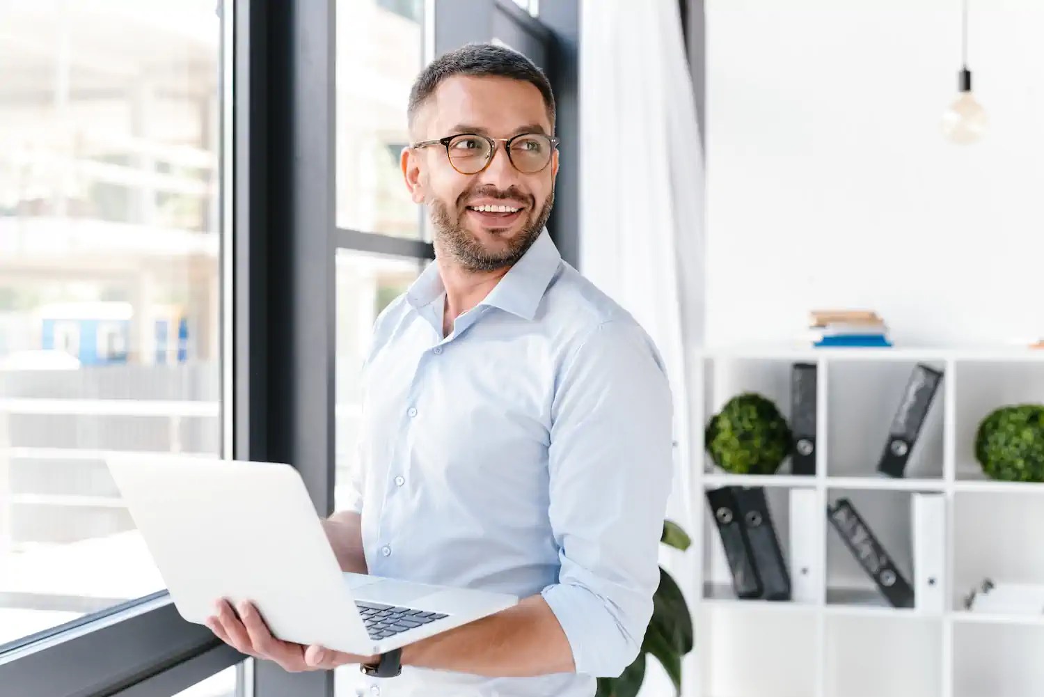 Moderne und flexible Treuhänder Ausbildung. Mit der On-Demand-Ausbildung von eduard bestimmst Du selbst, wann, wo und in welchem Tempo Du lernst.